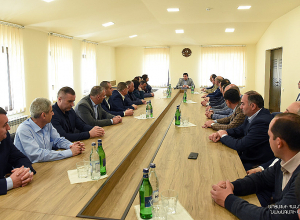 ԱՀ ԱԺ խմբակցությունների ղեկավարները խորհրդարանում հանդիպել են ԱԳ նախարար Դ.Բաբայանին