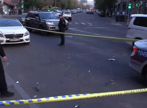 Автомобиль, находящийся на службе Дорожной полиции, сбил женщину в Ереване
