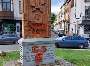 Բրյուսելում Հայոց ցեղասպանության զոհերին ոգեկոչող խաչքարը պղծել են թուրքական «Ազգայնական շարժման» խորհրդանիշով. դեսպանություն