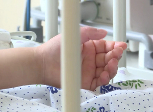 Կոտայքի մարզում 3-ամյա երեխան կանգնել է մահճակալին, պատուհանը բացել և 3-րդ հարկից դուրս ընկել