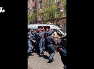 Полиция задержала сидящих на улице демонстрантов