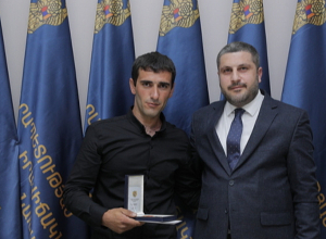 ԱԻ նախարարը պարգևատրել է Դեբեդ գետն ընկած երեխային փրկած քաղաքացուն