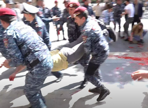 Накалённая обстановка, задержанные у здания правительства: ПРЯМОЙ ЭФИР