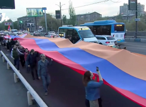 Кадры шествия с флагом Арцаха