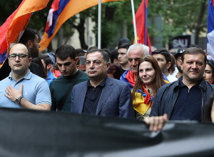 «Հանրապետական» կուսակցության ներկայացուցիչները բողոքի երթը  լուսանկարներով