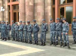 Накалённая обстановка на площади: ПРЯМОЙ ЭФИР