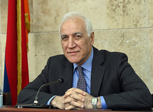 Наш народ хорошо знает цену мира: поздравительное послание президента