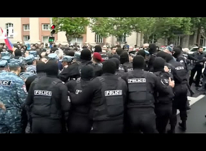 Ոստիկանական նոր ուժեր միացան՝ հանդարտեցնելու ցուցարարներին