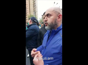 Армен Ашотян спорит с полицейскими, которые препятствует их акции