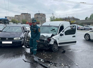 Բադալ Մուրադյան փողոցում բախվել է 2 ավտոմեքենա. կա արգելափակված քաղաքացի