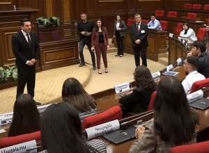 Ալեն Սիմոնյանը քաղաքացու օրվան ընդառաջ հանդիպել է մարզերի աշակերտներին