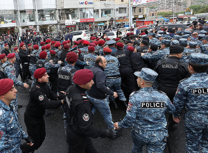 Драка между полицией и демонстрантами