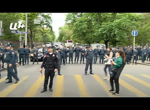 Մեծ թվով ոստիկաններ հսկում են Բաղրամյան-Դեմիրճյան խաչմերուկը