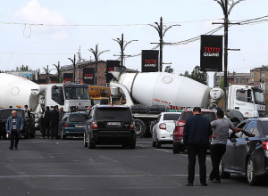 Դիմադրության շարժման անդամները բետոնակիրներով փակել են Կիևյան կամուրջը