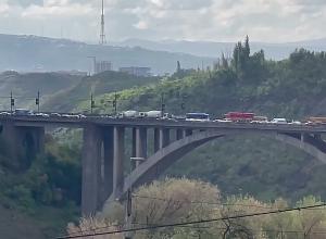 Демонстранты перекрыли Киевский мост