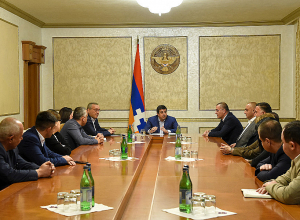 Արայիկ Հարությունյանը հանդիպել է «Ազատ հայրենիք-ՔՄԴ» խմբակցության անդամների հետ