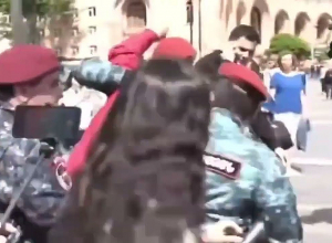 На площади задержали демонстранта в маске Пашиняна