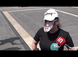 Задержана протестующая в образе Никола Пашиняна