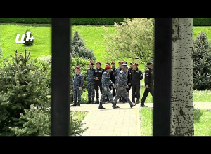 Звуковые гранаты и полицейские в парке НС