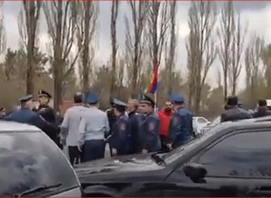 Демонстранты перекрыли трассу Ереван-Севан