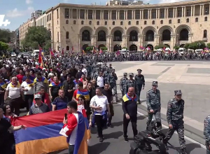 К участникам шествия присоединилось большое количество полицейских для контроля за безопасностью правительства