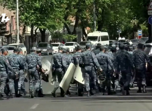 Многочисленные полицейские с щитами прибыли к зданию НС