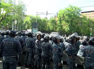 Бесчисленное количество полицейских на перекрёстке Баграмян-Демирчян