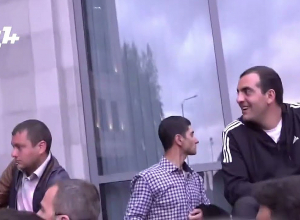 Ишхан Сагателян вошел в здание МИД с флагом Арцаха