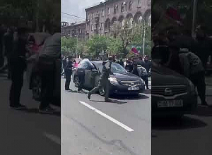 Гражданин въехал в строй участников шествия оппозиции на автомобиле с песней «С духом»