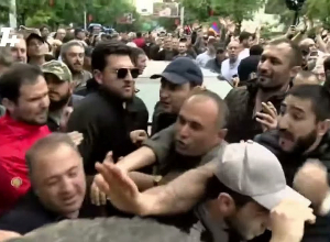 Ара, оставьте: потасовка и толкотня между демонстрантами и полицейскими