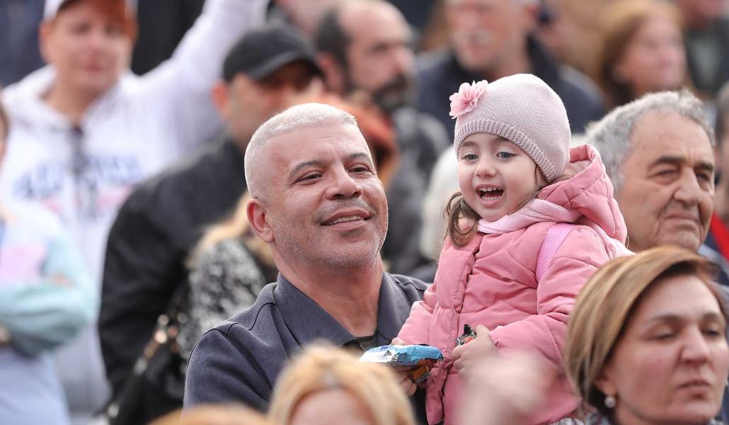 երեխա ընդդիմության հանրահավաքին