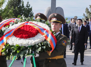 Ален Симонян почтил память в Ераблуре