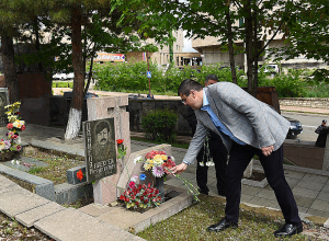 Араик Арутюнян возложил цветы к мемориалу в Степанакерте