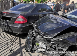 Երեք մեքենա բախվել են, վնասելով կայանած մեկ այլ մեքենայի․ կա տուժած․ լուսանկարներ