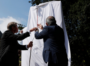 Пашинян принял участие в открытии армянского хачкара во Дворце мира в Гааге