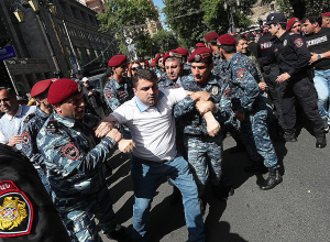 Полицейские задержали участника автошествия