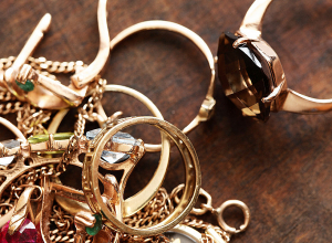 Մոտ 1 մլն դրամի ոսկեղեն էր գողացել տաքսու ուղևորուհուց