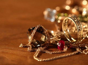 Երևան 2 բնակչուհիներ վարույթն իրականացնող մարմին են ներկայացրել թաքցված՝ 6 կիլոգրամ 860 գրամ և 5 կիլոգրամ 652 գրամ քաշով ոսկի․ ՔԿ