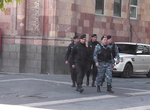 Большое количество полицейских патрулирует площадь и правительственные здания