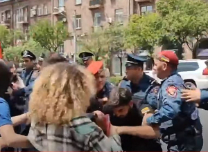 Спор между полицейскими и демонстрантами