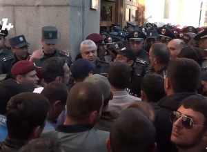 Մի խումբ բերետավորներ մոտեցան ցուցարարներին․ բանակցությունների արդյունքում նրանք հեռացան