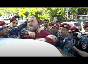 Полицейские силой задержали Армена Ашотяна
