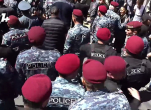 Перебранка между Вардеваняном и полицейским