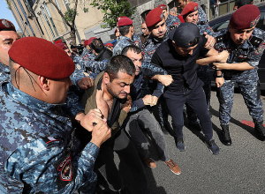 Ոստիկանները բերման են ենթարկում մայթով քայլող ցուցարարներին