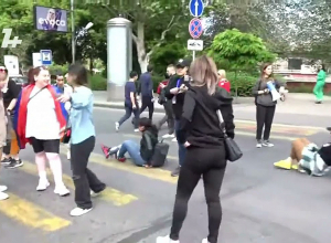 Ցուցարար կինը հարվածում է մեքենային