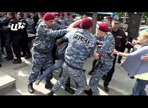 Լարված վիճակ Կասկադում․ բերետավորները ուժով բերման են ենթարկում ցուցարարներին