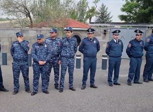 Ոստիկանները հսկում են Նիկոլ Փաշինյանի առանձնատունը