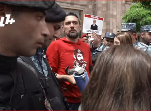 Աննայի ձեռքը քաշեցին․ հո դուք գիժ չե՞ք․ ընդդիմադիր պատգամավորներին թույլ չեն տվել մտնել ֆորումին