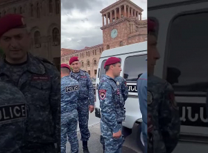 Полицейские задерживают демонстрантов