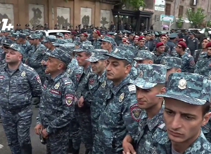 Большое количество сотрудников полиции охраняют перекрёсток Маштоц-Корюн